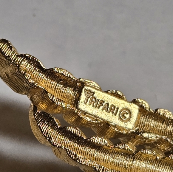 Crown Trifari Elegant Gold and Pearl Brooch - Picture 4 of 15